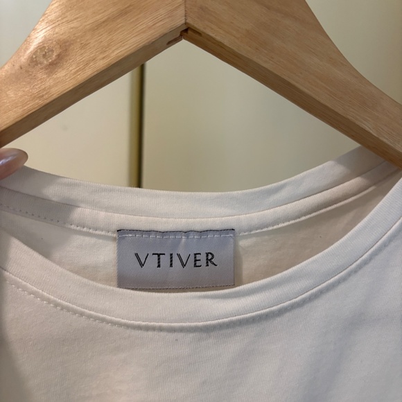 Asymmetrical white top with tie - Picture 3 of 3